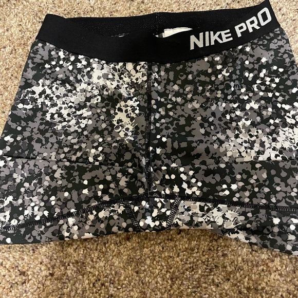 Nike Pro - Capri Leggings - Medium - Picture 5 of 6